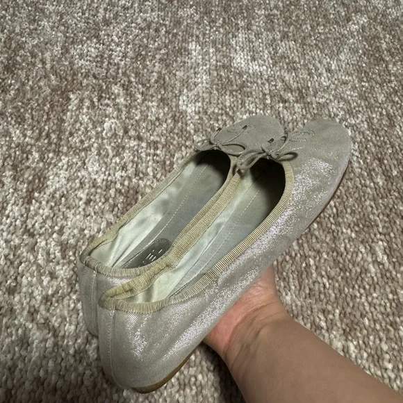 Chanel Cream Flats with Bow Detail - Picture 5 of 8